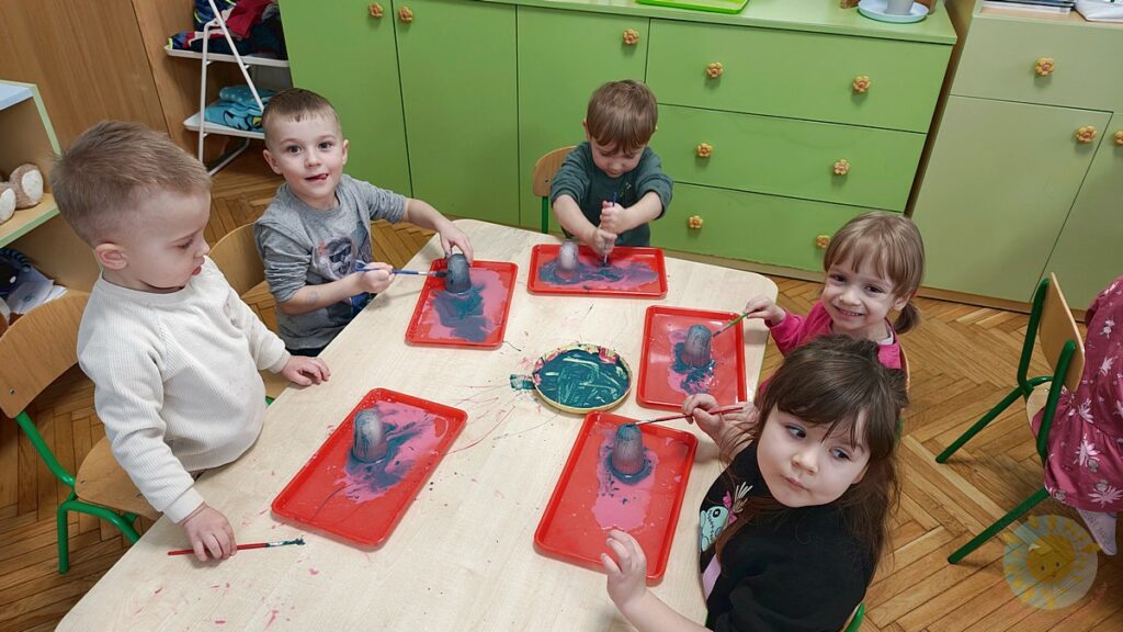 Dzieci malują farbami bryły lodu - Przedszkole Samorządowe Nr 2 Pod Słonkiem w Białymstoku