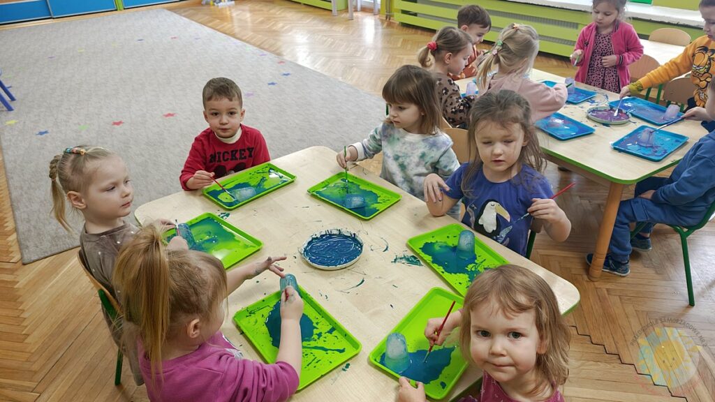 Dzieci malują farbami bryły lodu - Przedszkole Samorządowe Nr 2 Pod Słonkiem w Białymstoku
