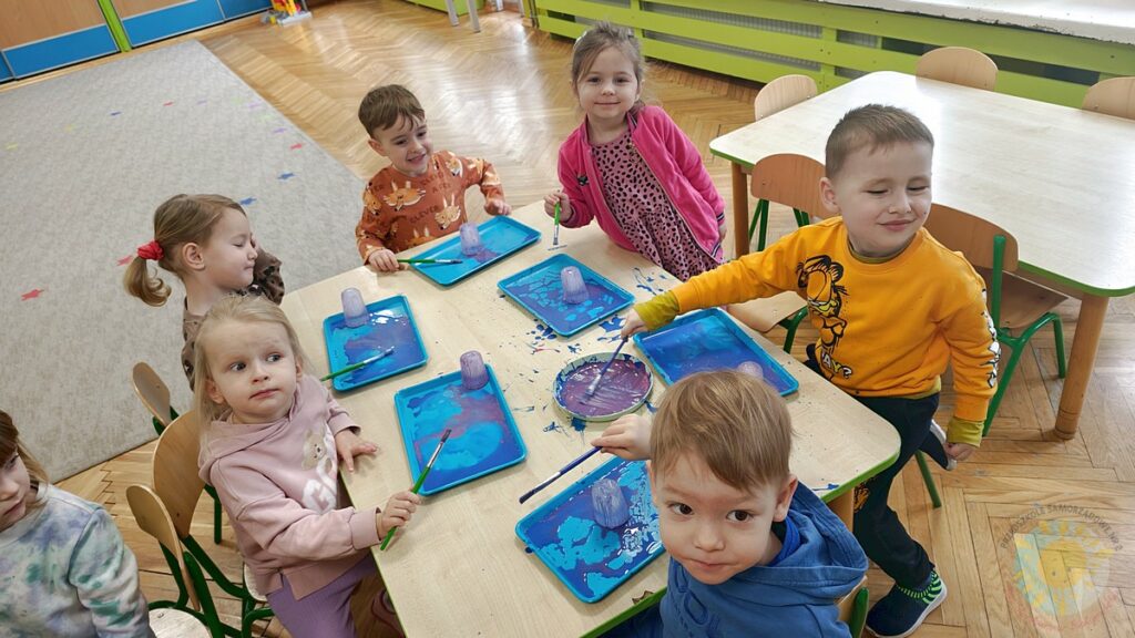 Dzieci malują farbami bryły lodu - Przedszkole Samorządowe Nr 2 Pod Słonkiem w Białymstoku
