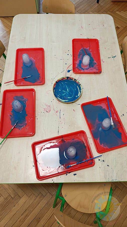 Pomalowana bryła lodu farbami - Przedszkole Samorządowe Nr 2 Pod Słonkiem w Białymstoku