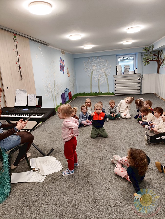 Dzieci uczestniczące w zajęciach rytmicznych - Przedszkole Samorządowe Nr 2 Pod Słonkiem w Białymstoku