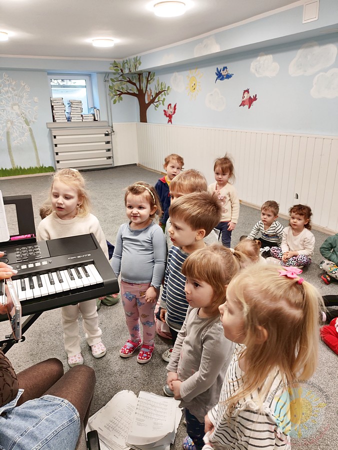 Dzieci uczestniczące w zajęciach rytmicznych - Przedszkole Samorządowe Nr 2 Pod Słonkiem w Białymstoku