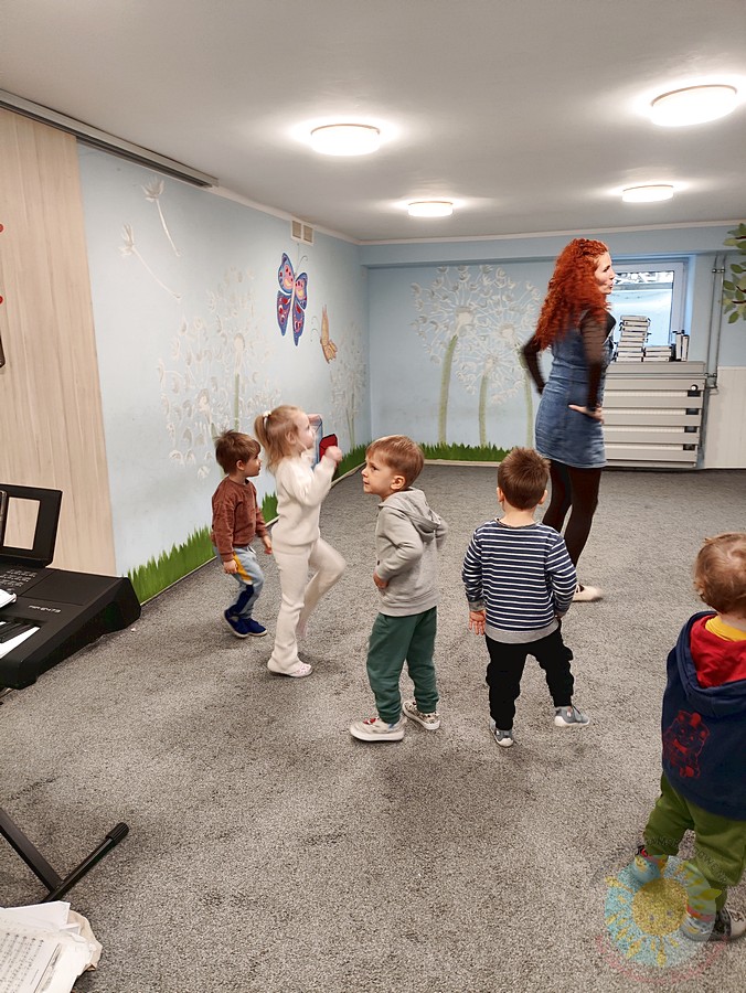 Dzieci uczestniczące w zajęciach rytmicznych - Przedszkole Samorządowe Nr 2 Pod Słonkiem w Białymstoku