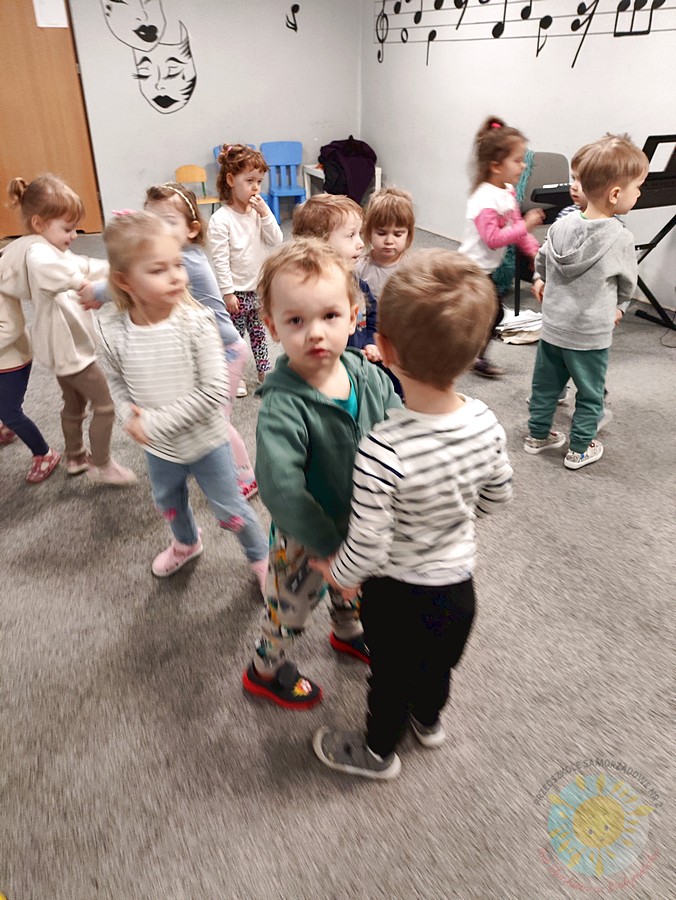 Dzieci uczestniczące w zajęciach rytmicznych - Przedszkole Samorządowe Nr 2 Pod Słonkiem w Białymstoku