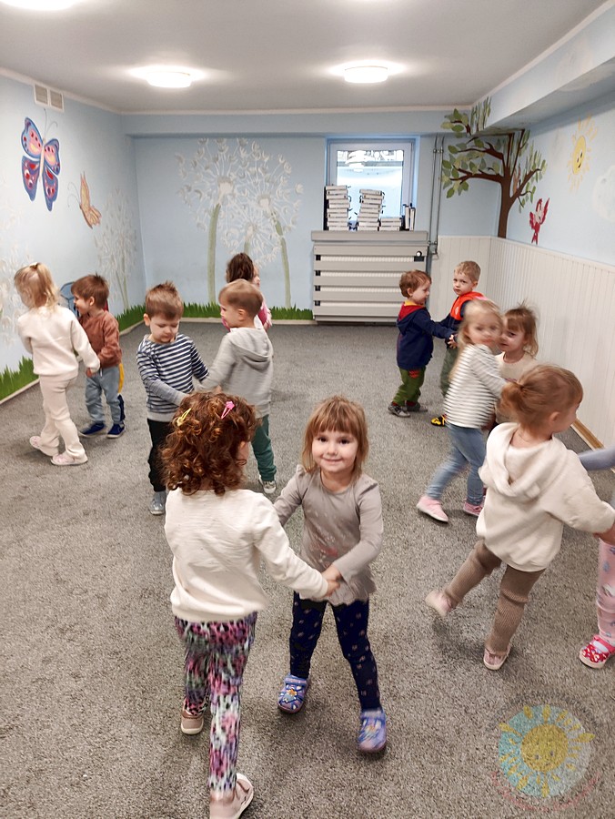 Dzieci uczestniczące w zajęciach rytmicznych - Przedszkole Samorządowe Nr 2 Pod Słonkiem w Białymstoku