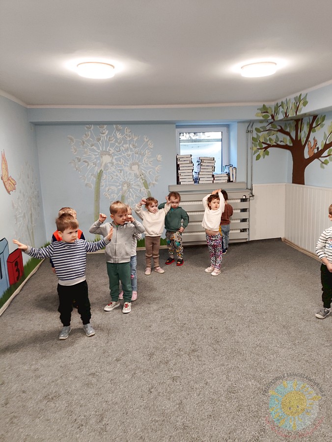 Dzieci uczestniczące w zajęciach rytmicznych - Przedszkole Samorządowe Nr 2 Pod Słonkiem w Białymstoku