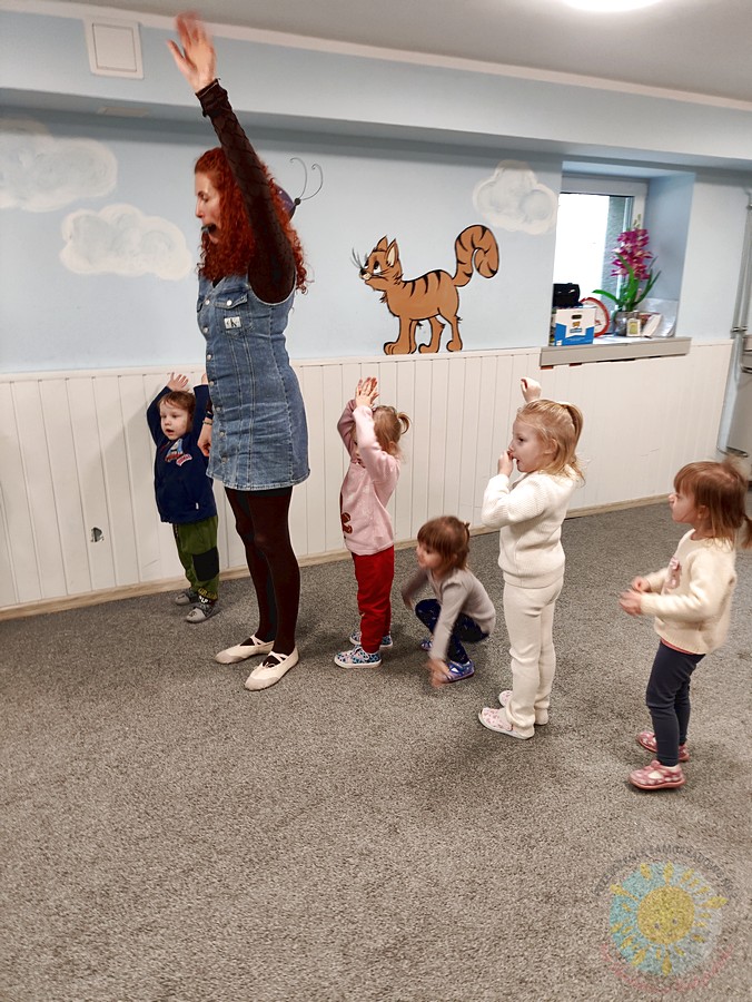 Dzieci uczestniczące w zajęciach rytmicznych - Przedszkole Samorządowe Nr 2 Pod Słonkiem w Białymstoku