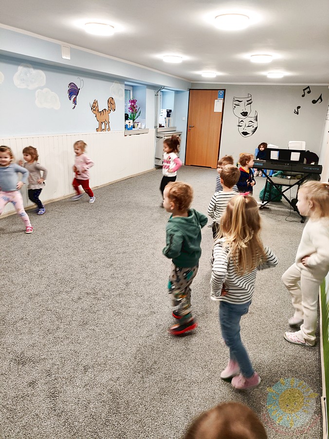 Dzieci uczestniczące w zajęciach rytmicznych - Przedszkole Samorządowe Nr 2 Pod Słonkiem w Białymstoku