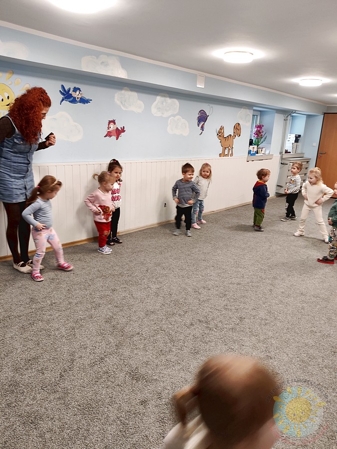 Dzieci uczestniczące w zajęciach rytmicznych - Przedszkole Samorządowe Nr 2 Pod Słonkiem w Białymstoku