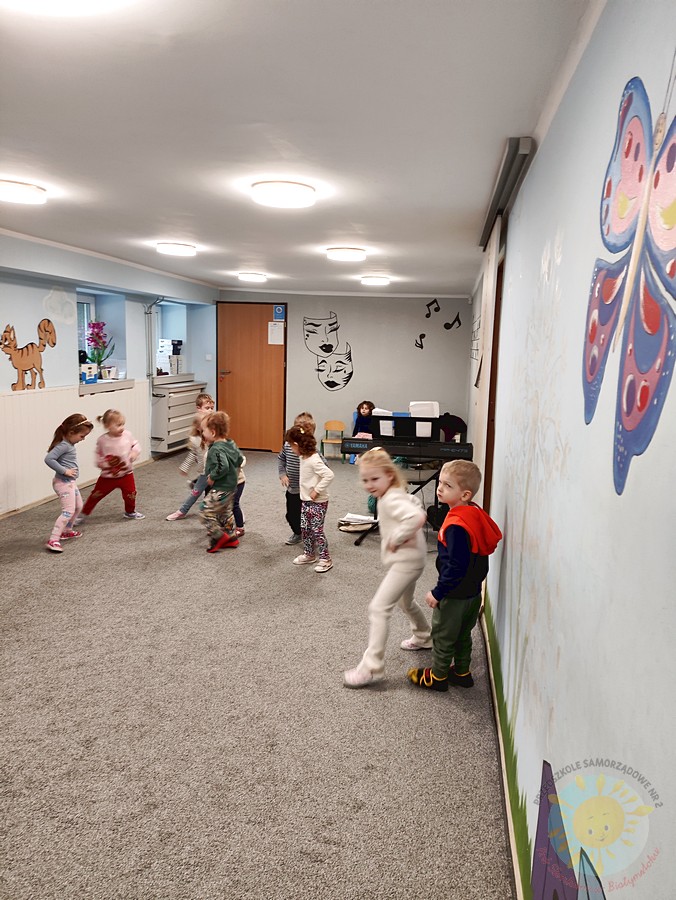 Dzieci uczestniczące w zajęciach rytmicznych - Przedszkole Samorządowe Nr 2 Pod Słonkiem w Białymstoku