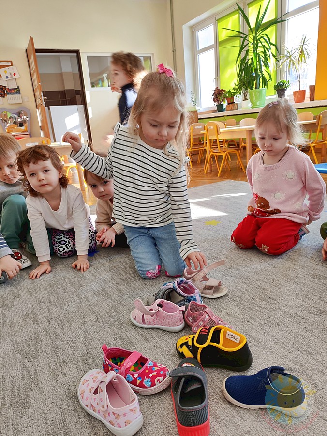 Siedzące dzieci na dywanie, które biorą udział w zajęciach - Przedszkole Samorządowe Nr 2 Pod Słonkiem w Białymstoku