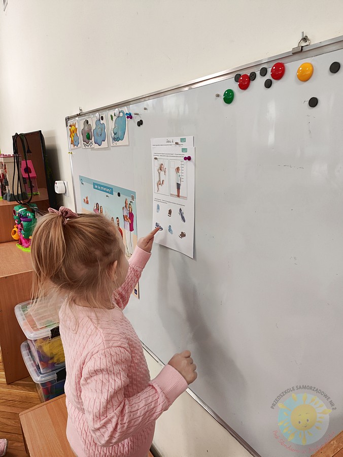 Dzieci rozwiązujące zagadki przy tablicy - Przedszkole Samorządowe Nr 2 Pod Słonkiem w Białymstoku
