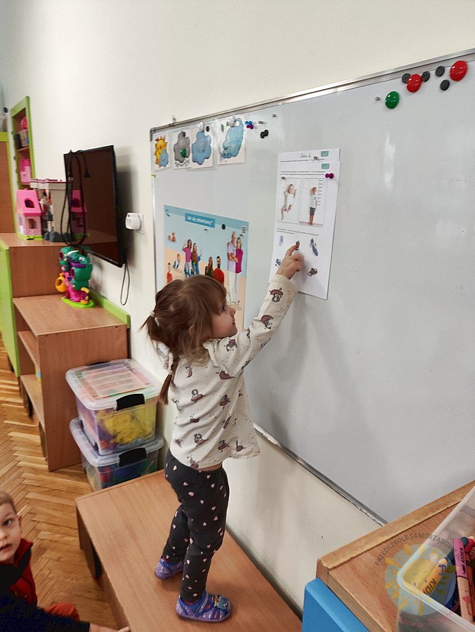 Dzieci rozwiązujące zagadki przy tablicy - Przedszkole Samorządowe Nr 2 Pod Słonkiem w Białymstoku