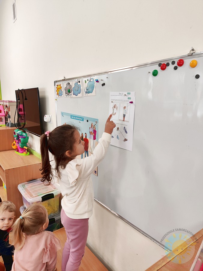 Dzieci rozwiązujące zagadki przy tablicy - Przedszkole Samorządowe Nr 2 Pod Słonkiem w Białymstoku