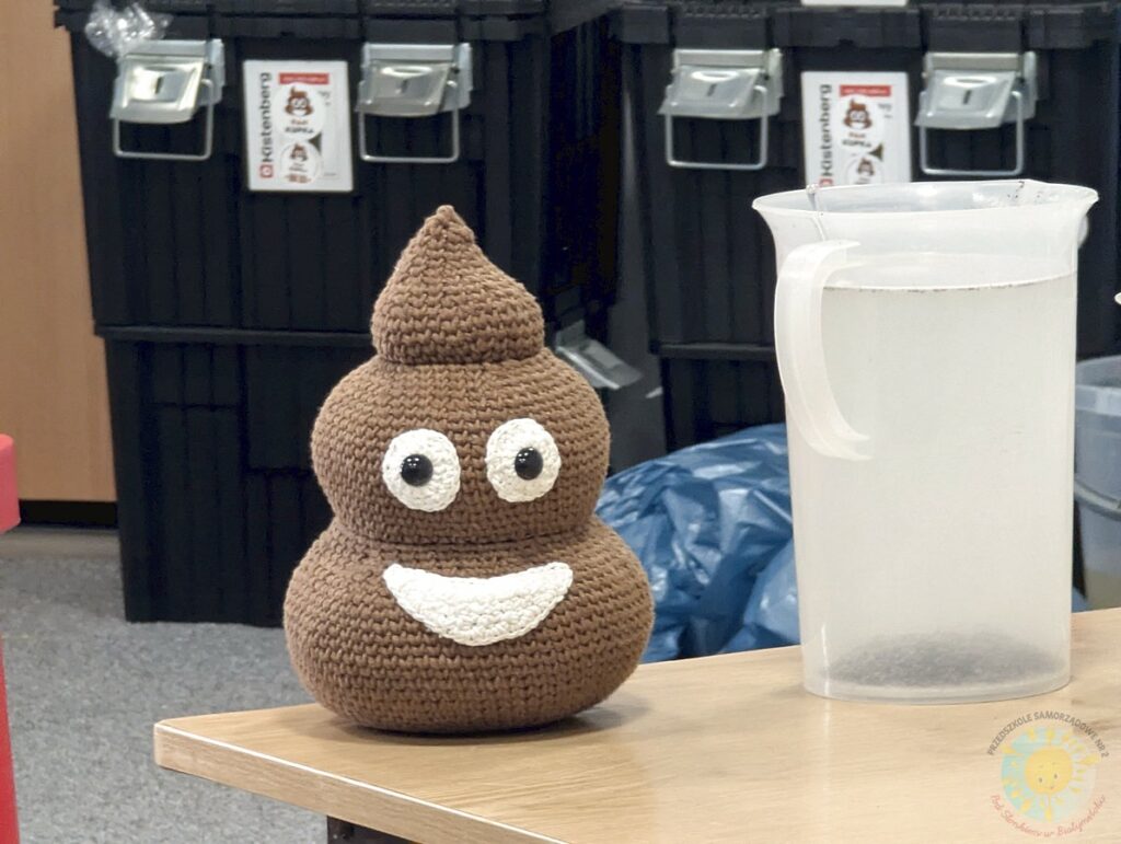 Dzieci w wieku przedszkolnym biorące udział w zajęciach ekologicznych w przedszkolu - Przedszkole Samorządowe Nr 2 Pod Słonkiem w Białymstoku