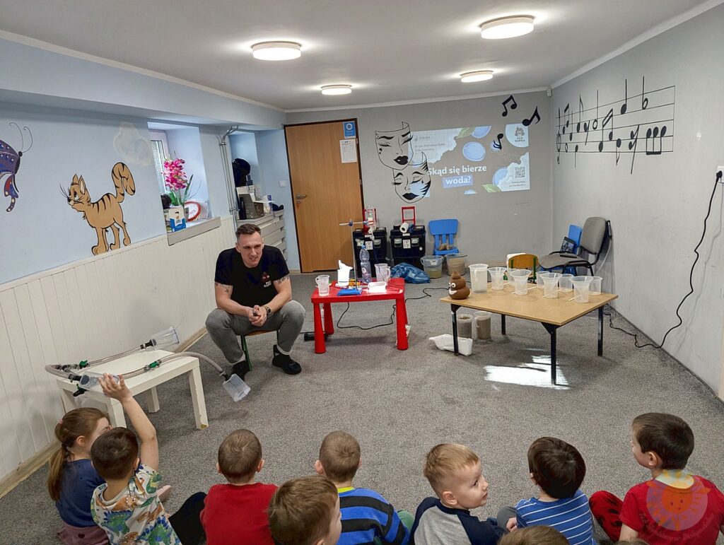 Dzieci w wieku przedszkolnym biorące udział w zajęciach ekologicznych w przedszkolu - Przedszkole Samorządowe Nr 2 Pod Słonkiem w Białymstoku