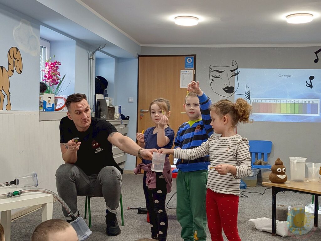 Dzieci w wieku przedszkolnym biorące udział w zajęciach ekologicznych w przedszkolu - Przedszkole Samorządowe Nr 2 Pod Słonkiem w Białymstoku