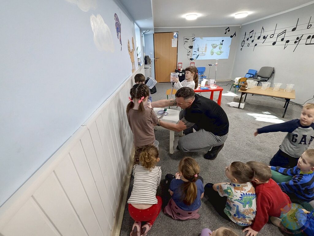 Dzieci w wieku przedszkolnym biorące udział w zajęciach ekologicznych w przedszkolu - Przedszkole Samorządowe Nr 2 Pod Słonkiem w Białymstoku