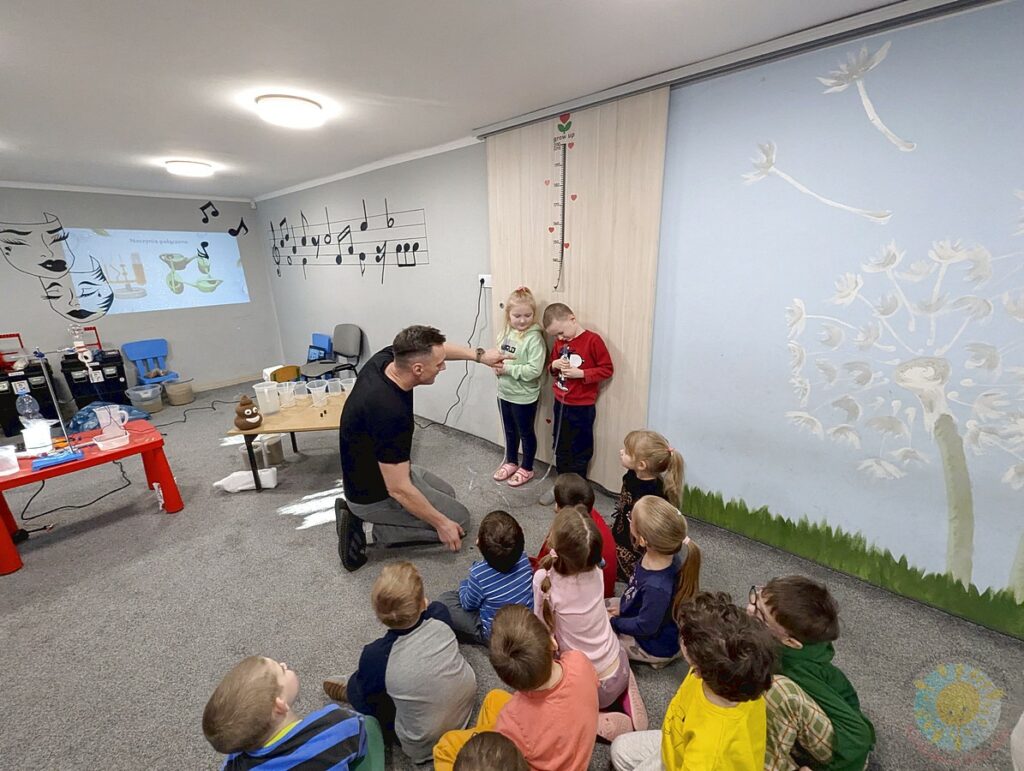 Dzieci w wieku przedszkolnym biorące udział w zajęciach ekologicznych w przedszkolu - Przedszkole Samorządowe Nr 2 Pod Słonkiem w Białymstoku