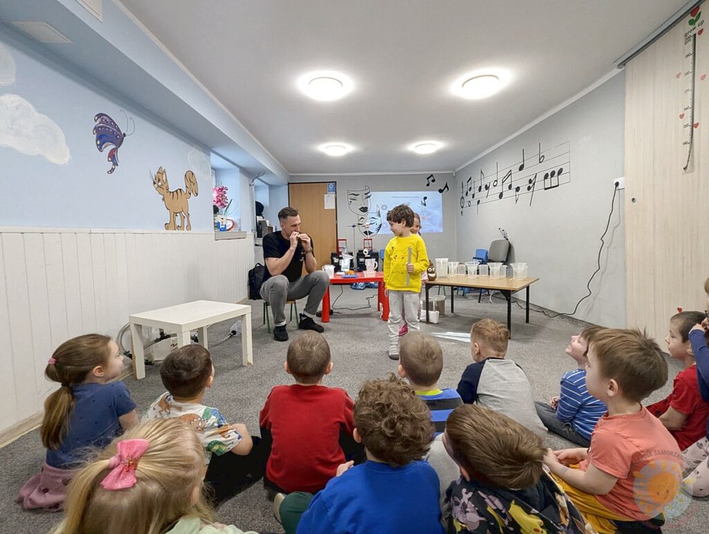 Dzieci w wieku przedszkolnym biorące udział w zajęciach ekologicznych w przedszkolu - Przedszkole Samorządowe Nr 2 Pod Słonkiem w Białymstoku