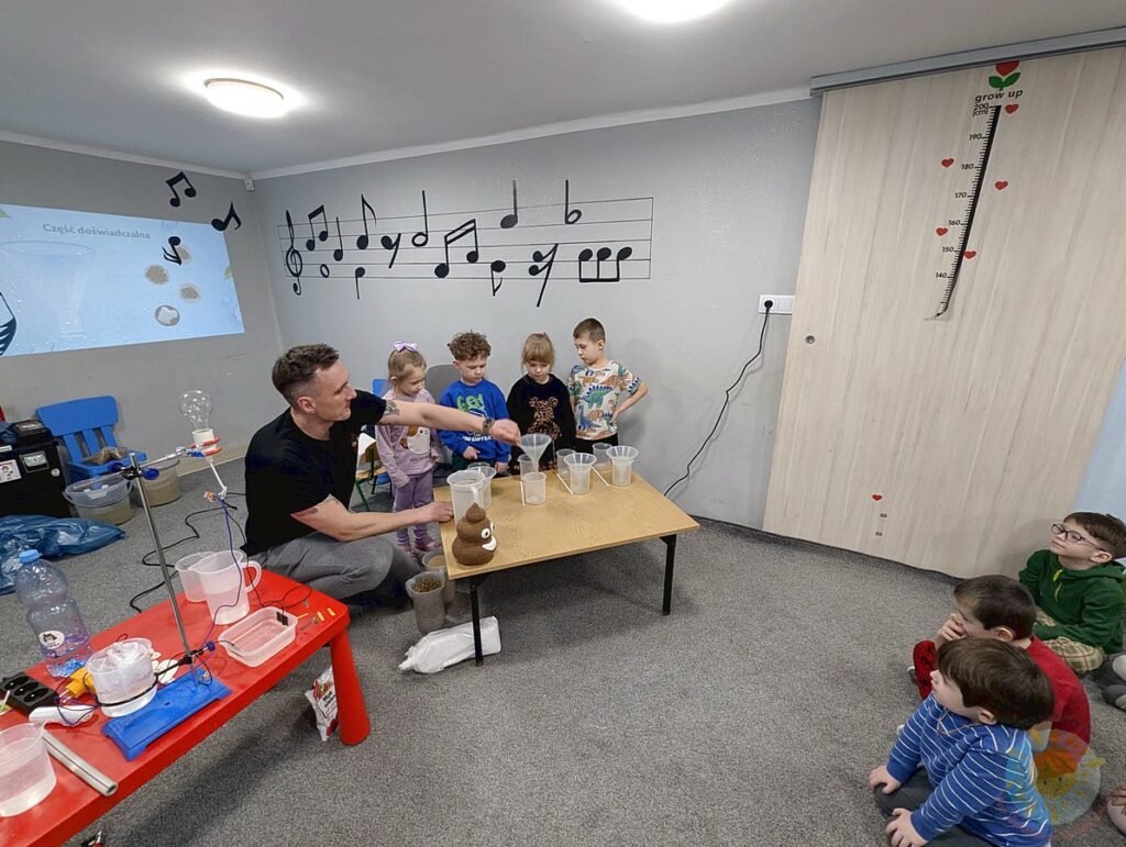 Dzieci w wieku przedszkolnym biorące udział w zajęciach ekologicznych w przedszkolu - Przedszkole Samorządowe Nr 2 Pod Słonkiem w Białymstoku