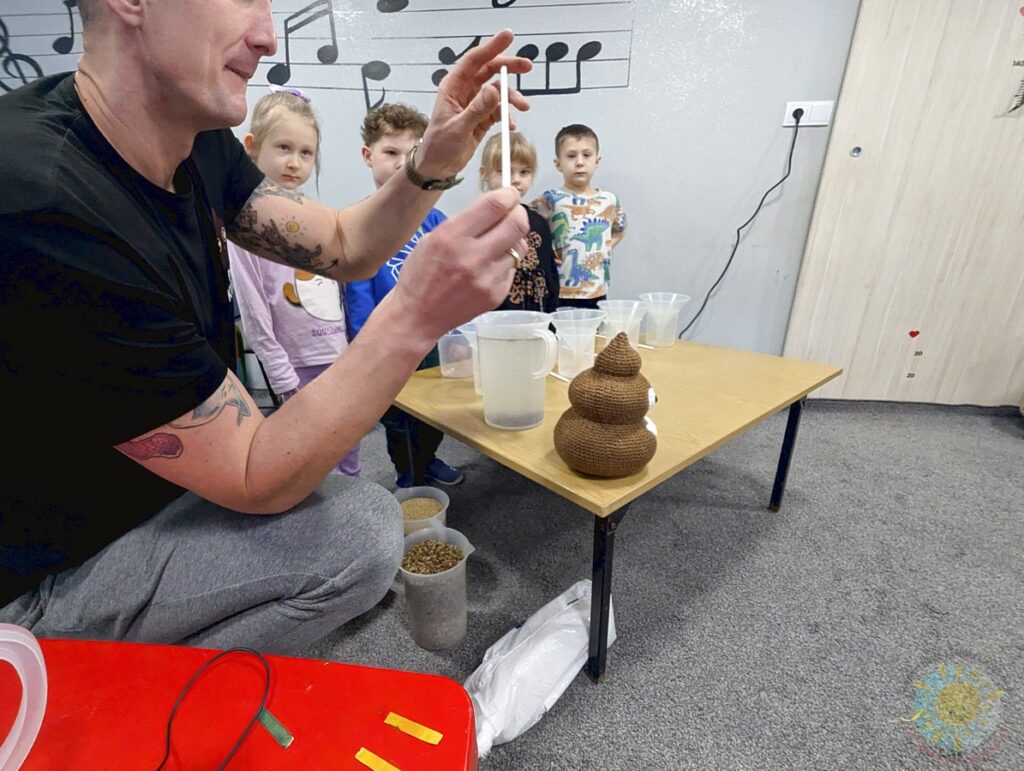 Dzieci w wieku przedszkolnym biorące udział w zajęciach ekologicznych w przedszkolu - Przedszkole Samorządowe Nr 2 Pod Słonkiem w Białymstoku