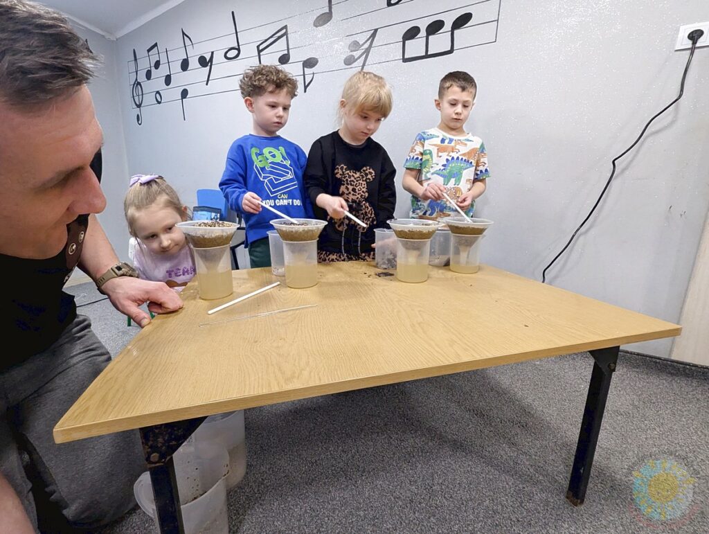 Dzieci w wieku przedszkolnym biorące udział w zajęciach ekologicznych w przedszkolu - Przedszkole Samorządowe Nr 2 Pod Słonkiem w Białymstoku