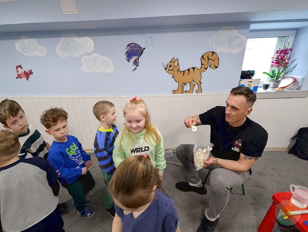 Dzieci w wieku przedszkolnym biorące udział w zajęciach ekologicznych w przedszkolu - Przedszkole Samorządowe Nr 2 Pod Słonkiem w Białymstoku