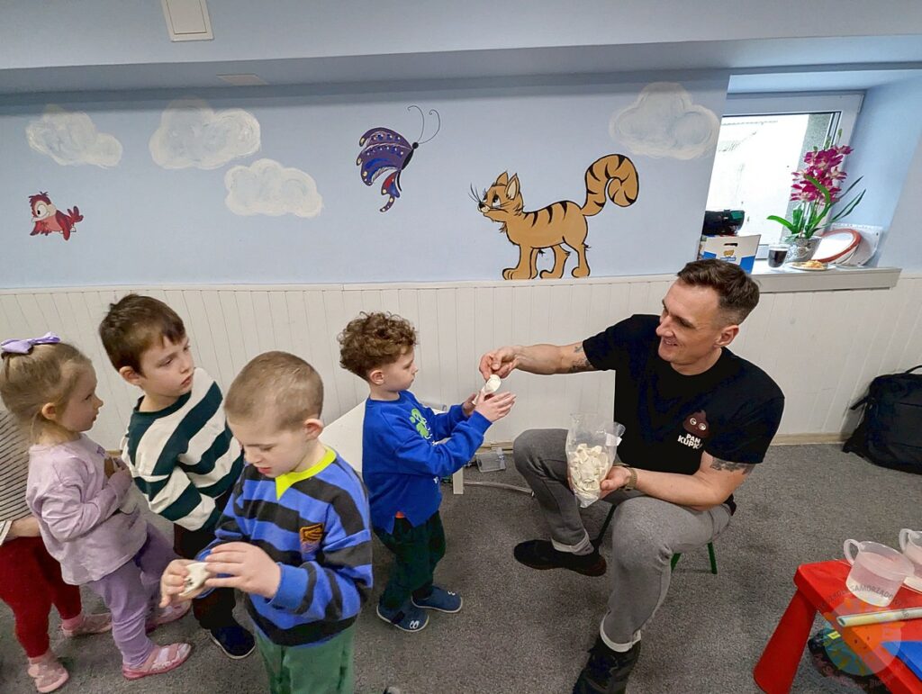 Dzieci w wieku przedszkolnym biorące udział w zajęciach ekologicznych w przedszkolu - Przedszkole Samorządowe Nr 2 Pod Słonkiem w Białymstoku