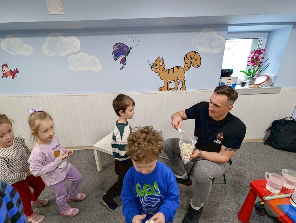 Dzieci w wieku przedszkolnym biorące udział w zajęciach ekologicznych w przedszkolu - Przedszkole Samorządowe Nr 2 Pod Słonkiem w Białymstoku