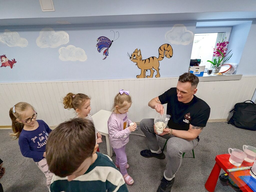 Dzieci w wieku przedszkolnym biorące udział w zajęciach ekologicznych w przedszkolu - Przedszkole Samorządowe Nr 2 Pod Słonkiem w Białymstoku