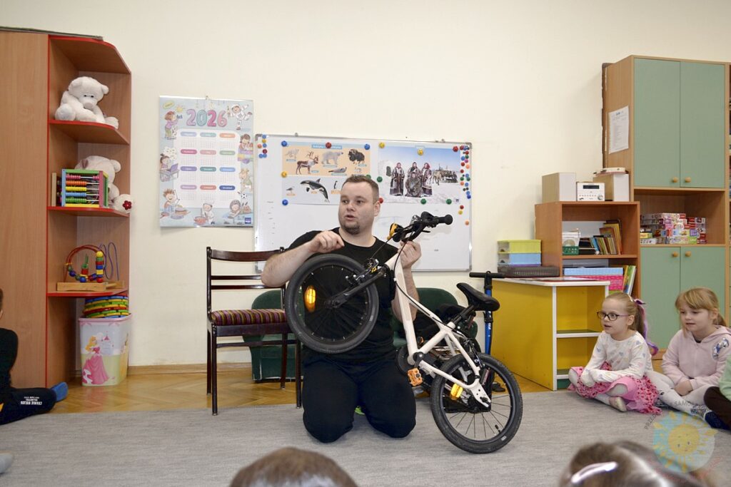 Dzieci w wieku przedszkolnym biorą udział w zajęciach o tematyce związanej z rowerami - Przedszkole Samorządowe Nr 2 Pod Słonkiem w Białymstoku