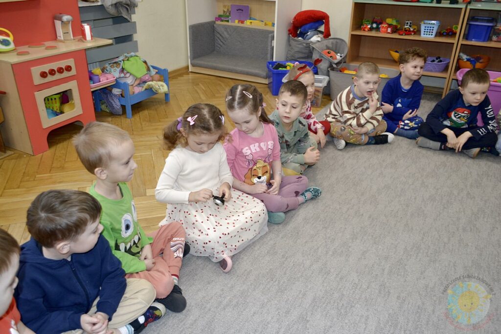 Dzieci w wieku przedszkolnym biorą udział w zajęciach o tematyce związanej z rowerami - Przedszkole Samorządowe Nr 2 Pod Słonkiem w Białymstoku