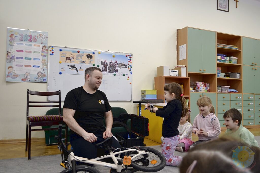 Dzieci w wieku przedszkolnym biorą udział w zajęciach o tematyce związanej z rowerami - Przedszkole Samorządowe Nr 2 Pod Słonkiem w Białymstoku