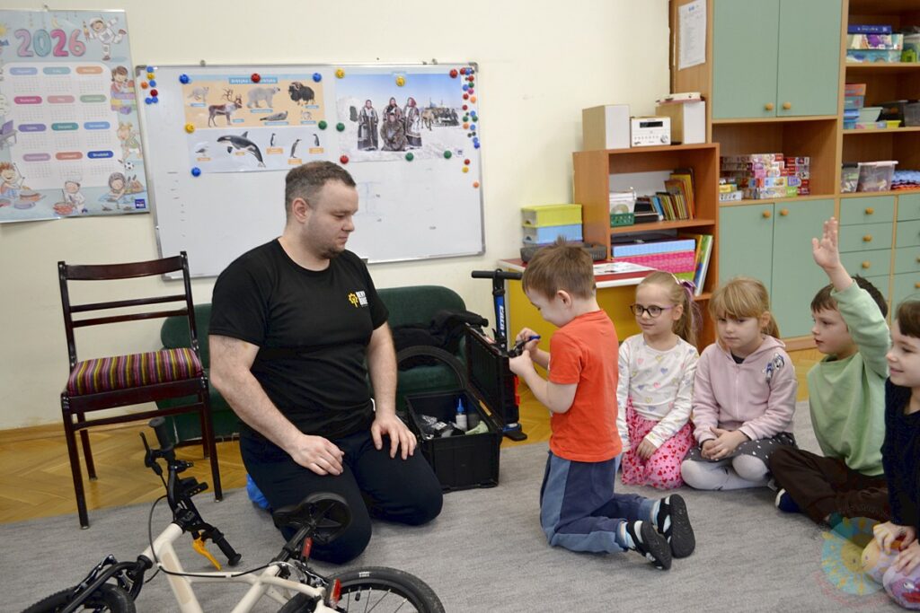 Dzieci w wieku przedszkolnym biorą udział w zajęciach o tematyce związanej z rowerami - Przedszkole Samorządowe Nr 2 Pod Słonkiem w Białymstoku