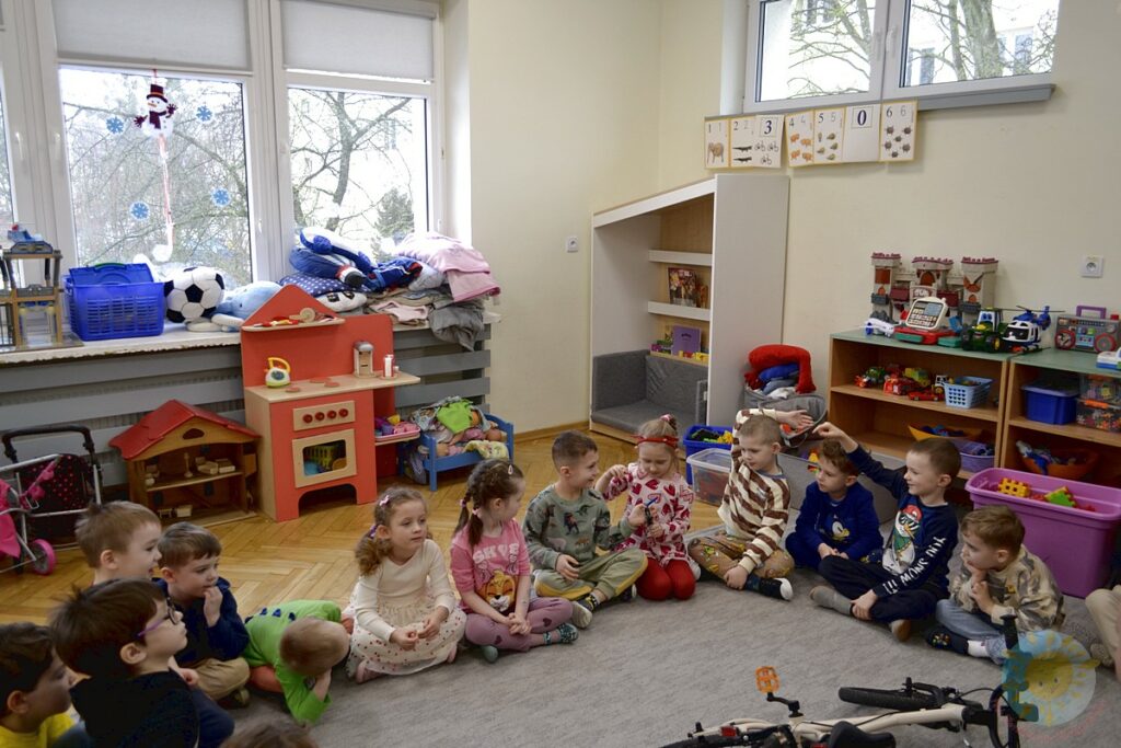 Dzieci w wieku przedszkolnym biorą udział w zajęciach o tematyce związanej z rowerami - Przedszkole Samorządowe Nr 2 Pod Słonkiem w Białymstoku