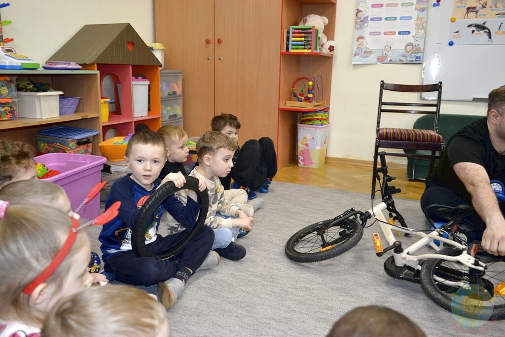 Dzieci w wieku przedszkolnym biorą udział w zajęciach o tematyce związanej z rowerami - Przedszkole Samorządowe Nr 2 Pod Słonkiem w Białymstoku