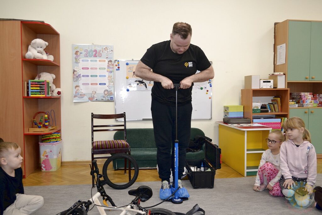 Dzieci w wieku przedszkolnym biorą udział w zajęciach o tematyce związanej z rowerami - Przedszkole Samorządowe Nr 2 Pod Słonkiem w Białymstoku