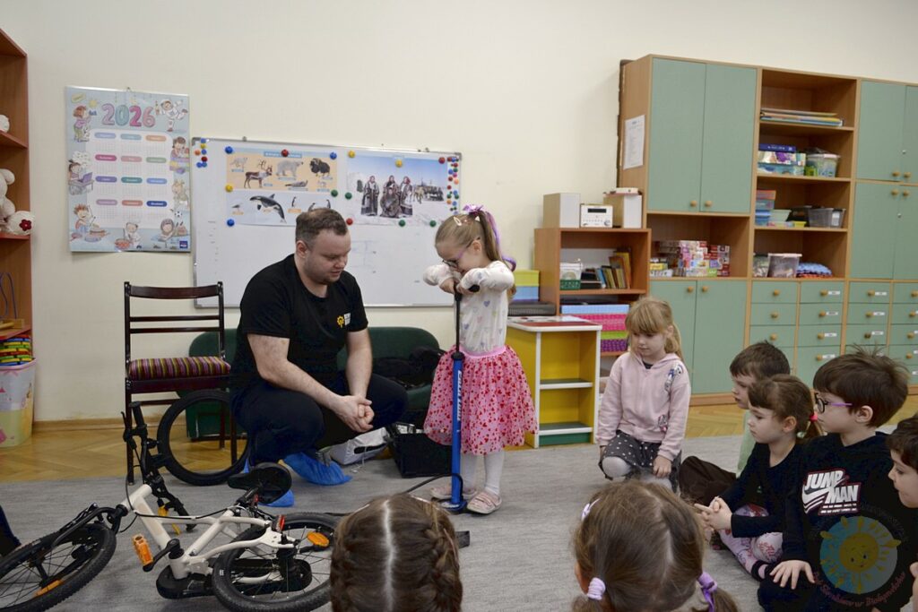 Dzieci w wieku przedszkolnym biorą udział w zajęciach o tematyce związanej z rowerami - Przedszkole Samorządowe Nr 2 Pod Słonkiem w Białymstoku