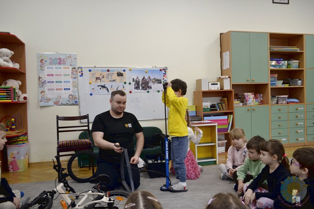 Dzieci w wieku przedszkolnym biorą udział w zajęciach o tematyce związanej z rowerami - Przedszkole Samorządowe Nr 2 Pod Słonkiem w Białymstoku