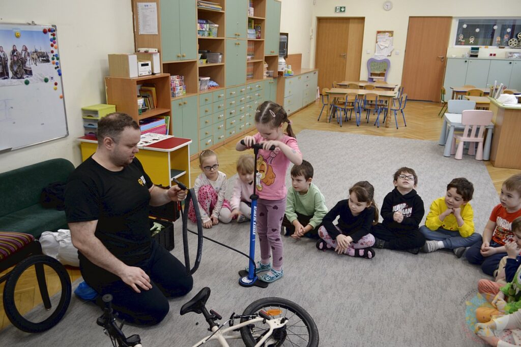 Dzieci w wieku przedszkolnym biorą udział w zajęciach o tematyce związanej z rowerami - Przedszkole Samorządowe Nr 2 Pod Słonkiem w Białymstoku