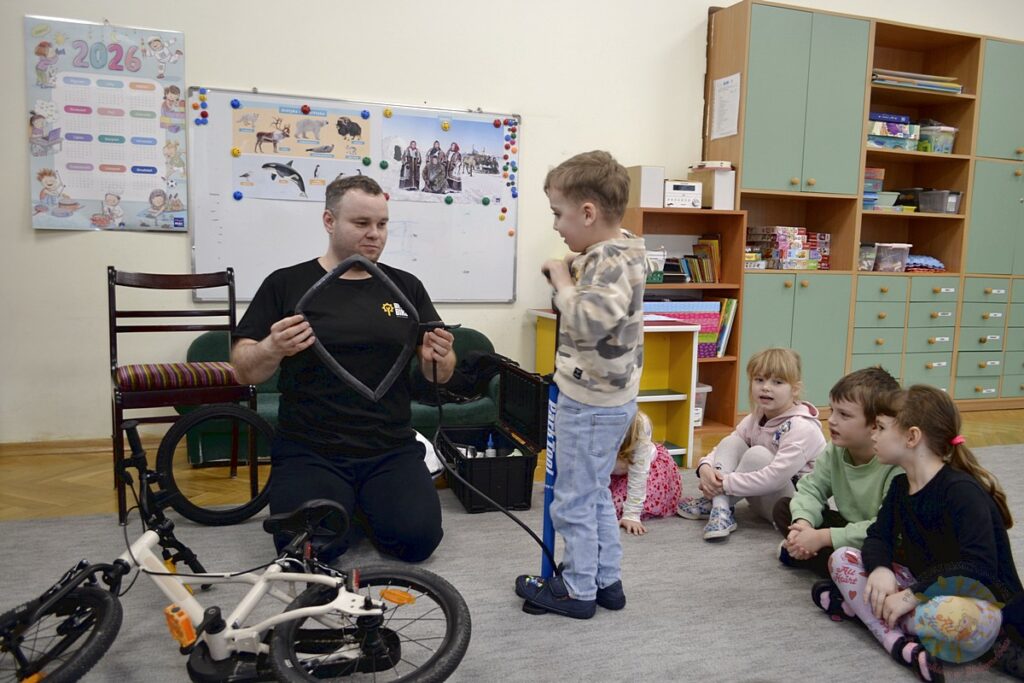 Dzieci w wieku przedszkolnym biorą udział w zajęciach o tematyce związanej z rowerami - Przedszkole Samorządowe Nr 2 Pod Słonkiem w Białymstoku