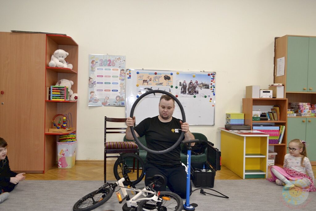 Dzieci w wieku przedszkolnym biorą udział w zajęciach o tematyce związanej z rowerami - Przedszkole Samorządowe Nr 2 Pod Słonkiem w Białymstoku