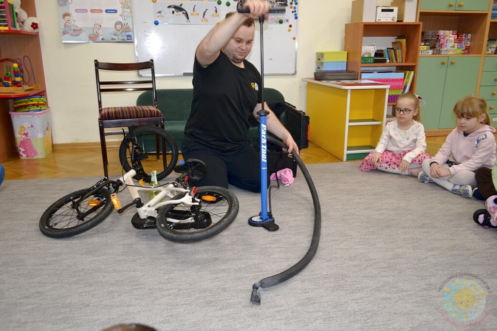 Dzieci w wieku przedszkolnym biorą udział w zajęciach o tematyce związanej z rowerami - Przedszkole Samorządowe Nr 2 Pod Słonkiem w Białymstoku