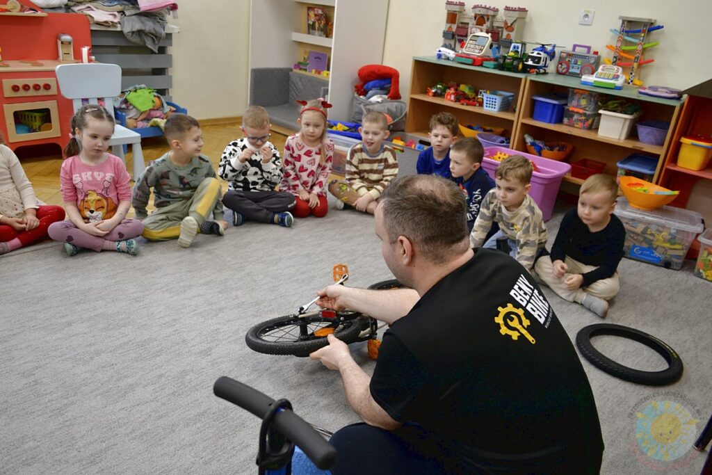 Dzieci w wieku przedszkolnym biorą udział w zajęciach o tematyce związanej z rowerami - Przedszkole Samorządowe Nr 2 Pod Słonkiem w Białymstoku