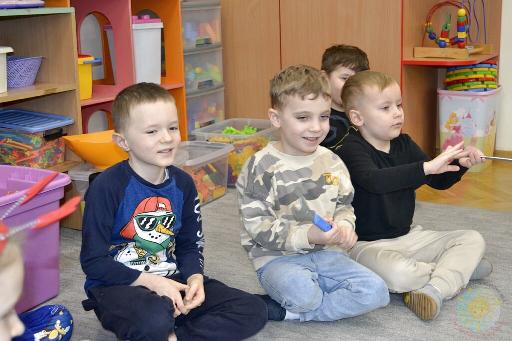 Dzieci w wieku przedszkolnym biorą udział w zajęciach o tematyce związanej z rowerami - Przedszkole Samorządowe Nr 2 Pod Słonkiem w Białymstoku