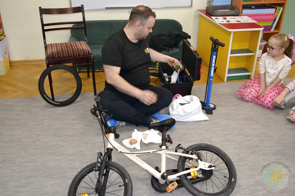 Dzieci w wieku przedszkolnym biorą udział w zajęciach o tematyce związanej z rowerami - Przedszkole Samorządowe Nr 2 Pod Słonkiem w Białymstoku