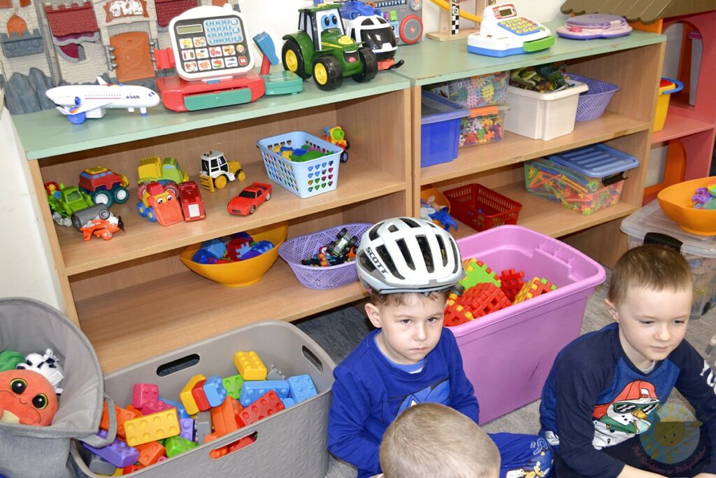 Dzieci w wieku przedszkolnym biorą udział w zajęciach o tematyce związanej z rowerami - Przedszkole Samorządowe Nr 2 Pod Słonkiem w Białymstoku