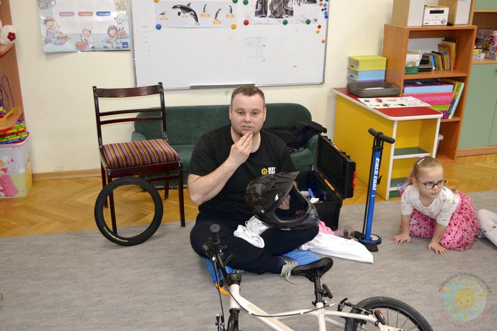 Dzieci w wieku przedszkolnym biorą udział w zajęciach o tematyce związanej z rowerami - Przedszkole Samorządowe Nr 2 Pod Słonkiem w Białymstoku