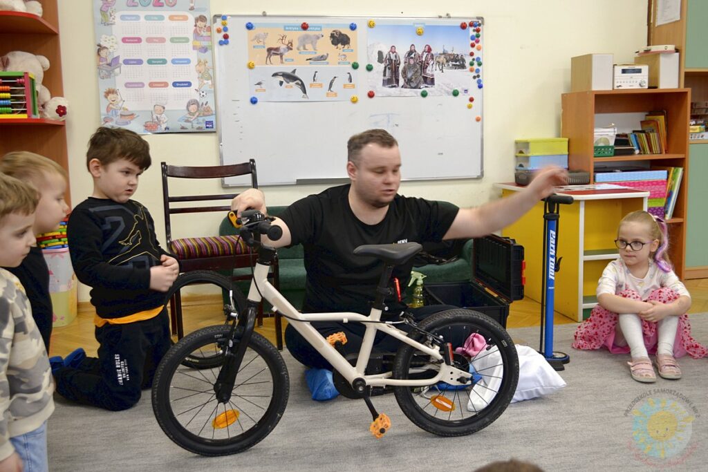 Dzieci w wieku przedszkolnym biorą udział w zajęciach o tematyce związanej z rowerami - Przedszkole Samorządowe Nr 2 Pod Słonkiem w Białymstoku